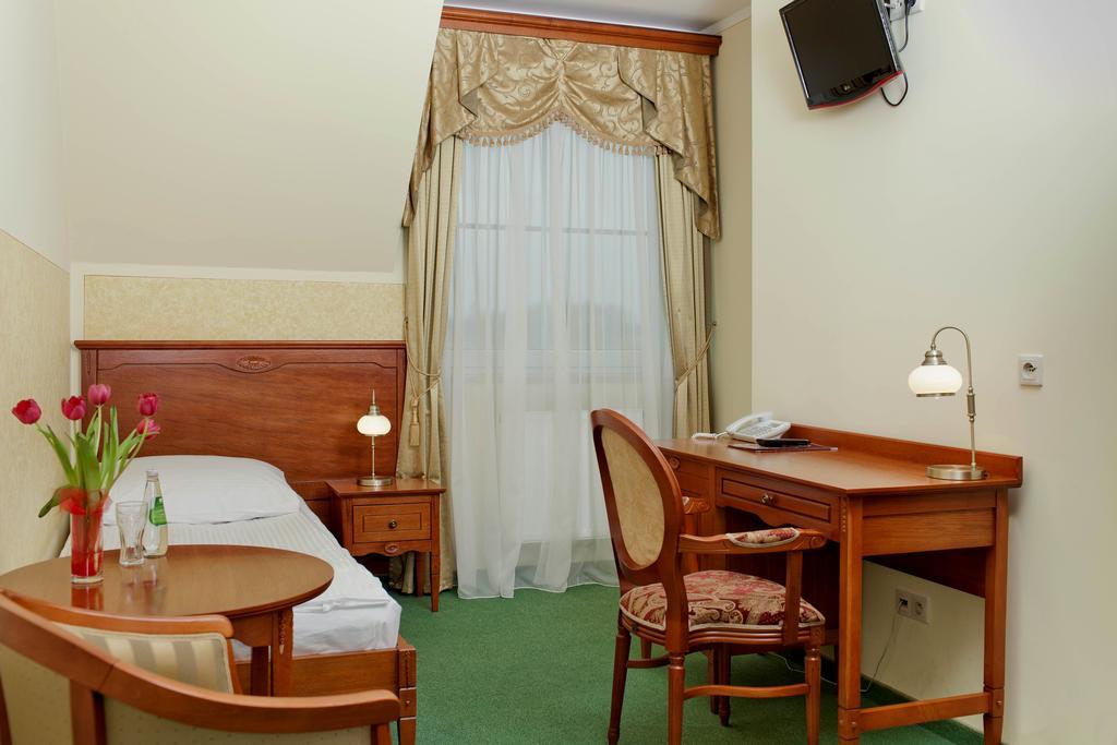 Senator Gran Via Hotel Będziemyśl Buitenkant foto